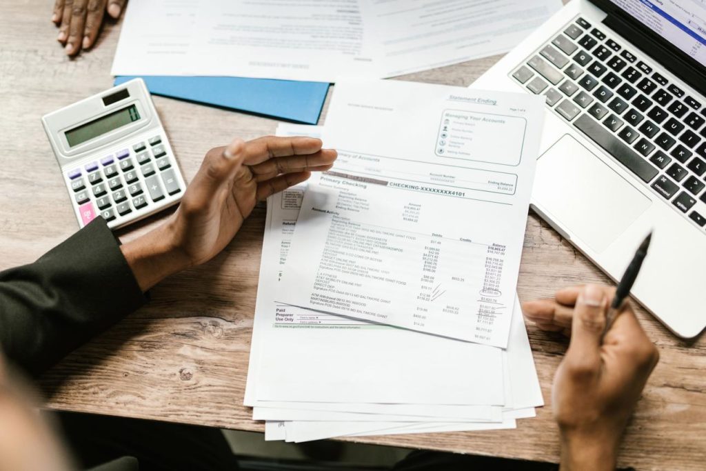 بررسی صورت‌حساب بانکی و اسناد مالی با ماشین‌حساب