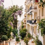 نمای یک محله شهری در یونان برای بررسی موقعیت ملک