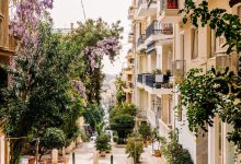 نمای یک محله شهری در یونان برای بررسی موقعیت ملک