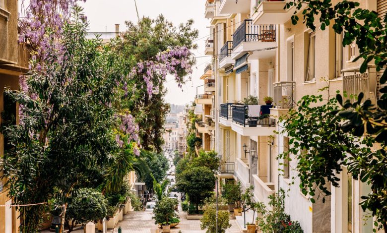 نمای یک محله شهری در یونان برای بررسی موقعیت ملک
