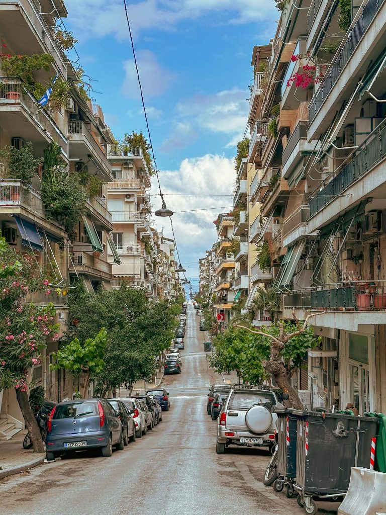 نمای خیابان و ساختمان‌های مسکونی 